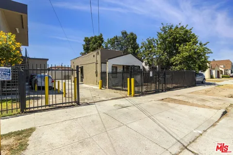 a view of a house with basketball court