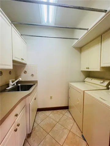 a view of a house with backyard