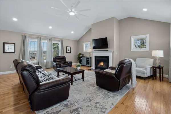 $925,000 | 27 Scenic Drive, Manchester, NH 03104