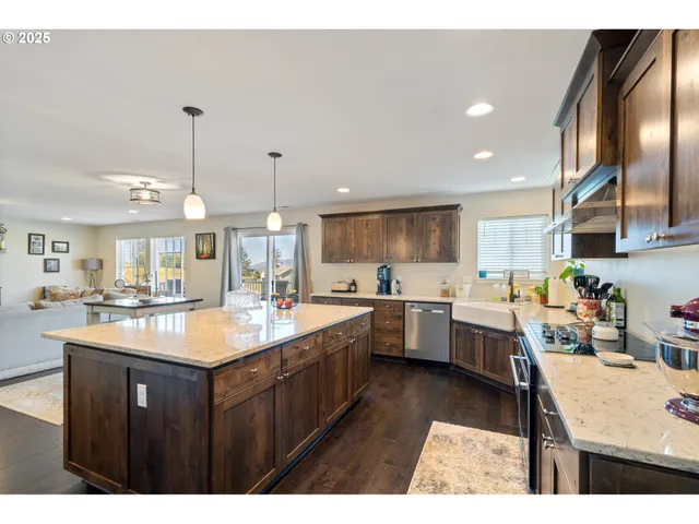 $820,000 | 810 Marvin Lane, Tillamook, OR 97141