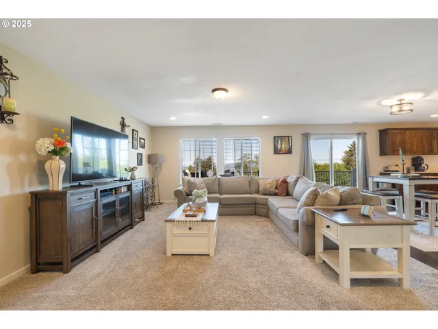 $820,000 | 810 Marvin Lane, Tillamook, OR 97141