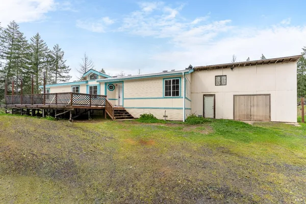 a view of a house with backyard