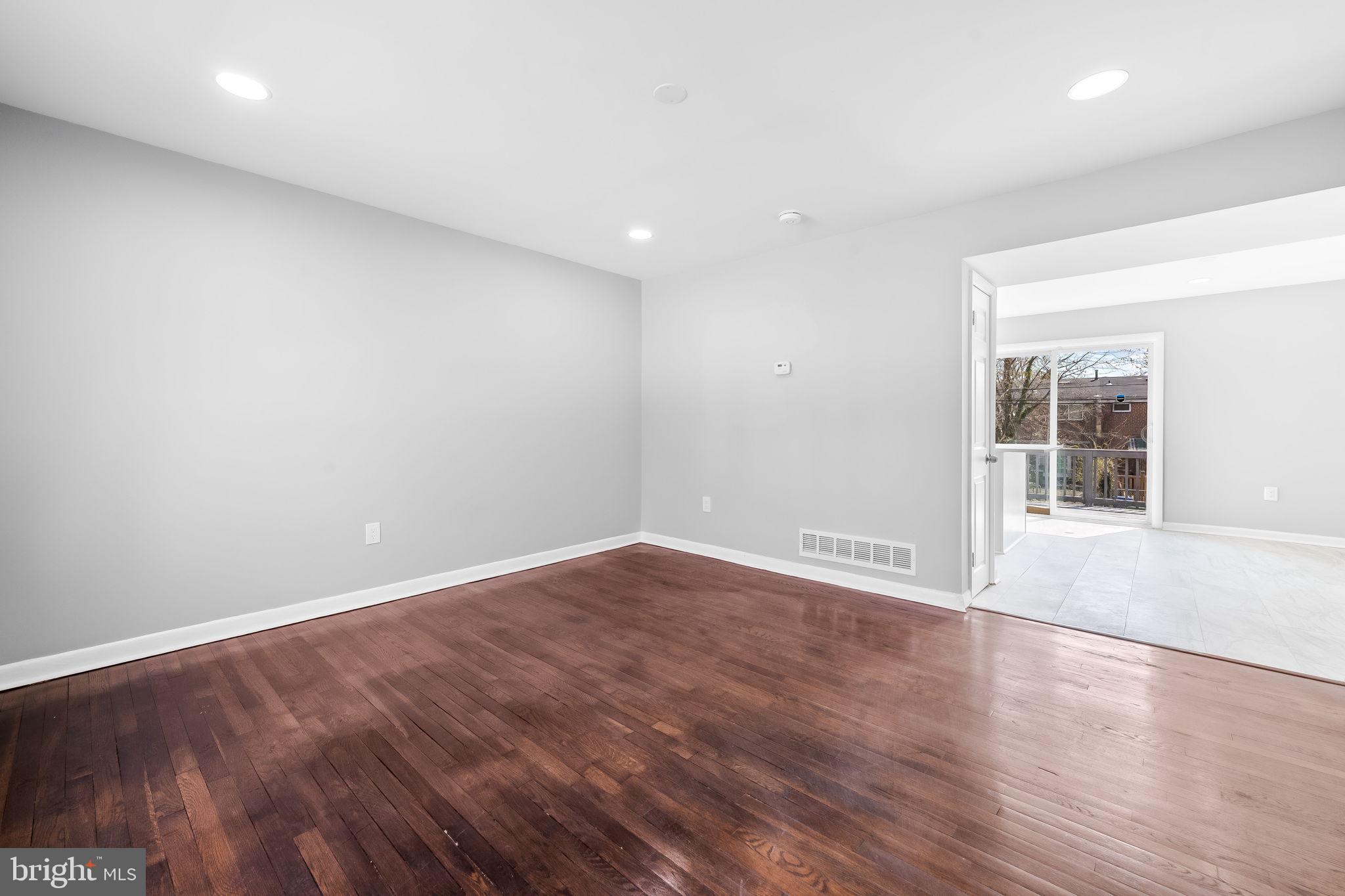 631 Charraway Road Baltimore, MD 21229 - Photo 6 of 33