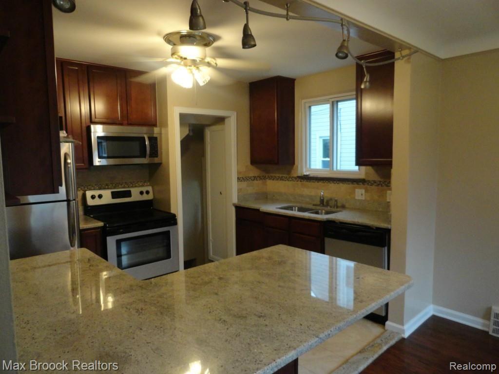 1327 Eaton Road Berkley, MI 48072 - Photo 7 of 18 DSC01408.jpg