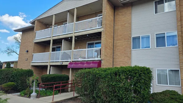 $229,000 | 910 Beau Drive, Unit 202, Des Plaines, IL 60016