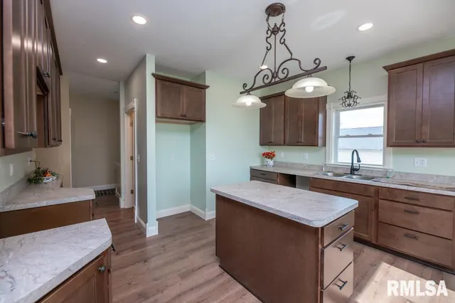 $369,000 | 22014 Highway 40, Edelstein, IL 61526