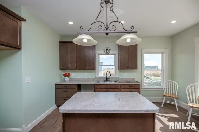 $369,000 | 22014 Highway 40, Edelstein, IL 61526