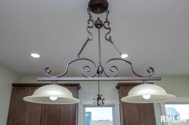 $369,000 | 22014 Highway 40, Edelstein, IL 61526