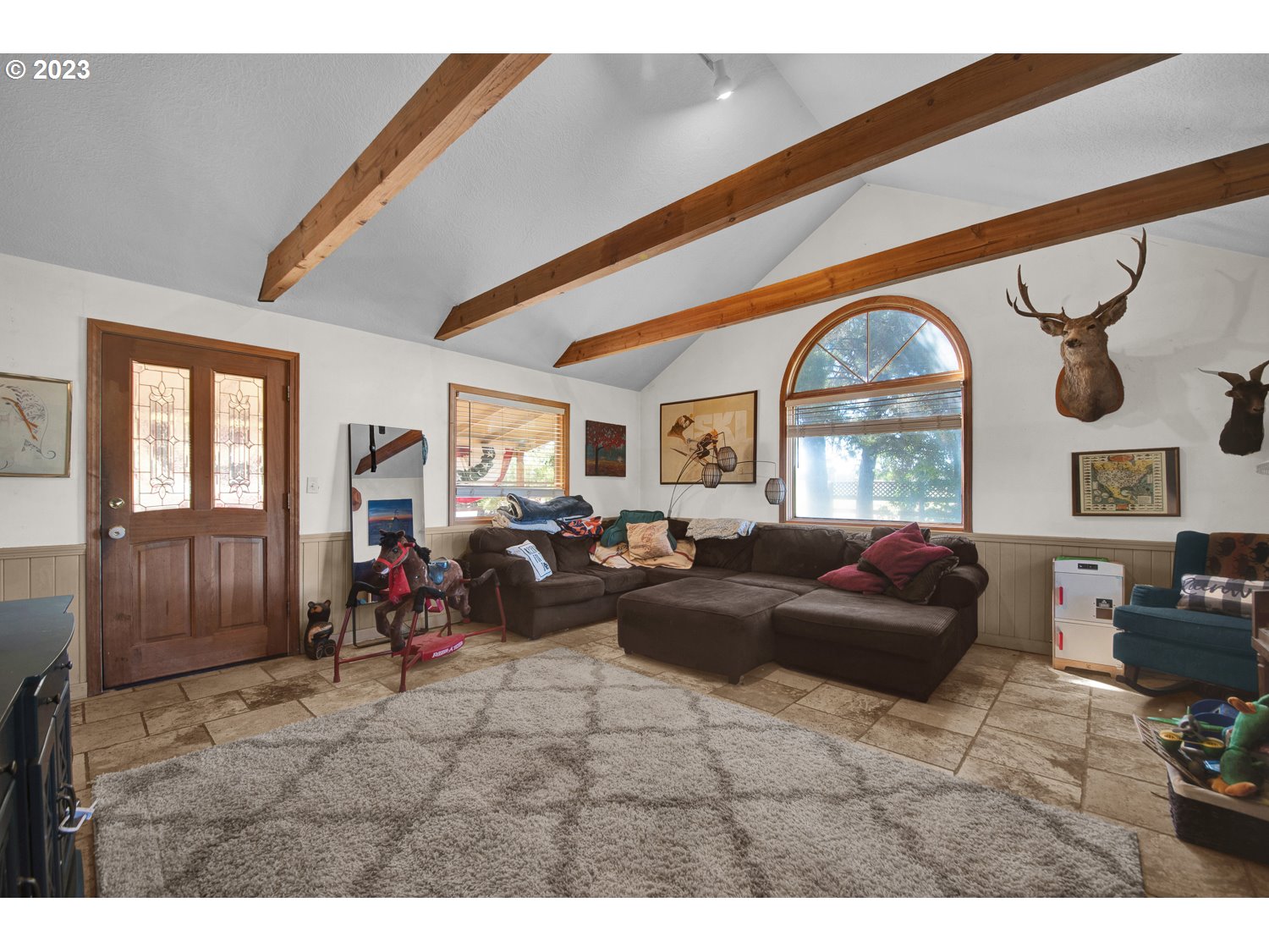 67100 Fryrear Road Bend, OR 97703 - Photo 9 of 37 a living room with furniture and a large window