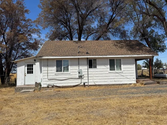 a view of a house with a backyard