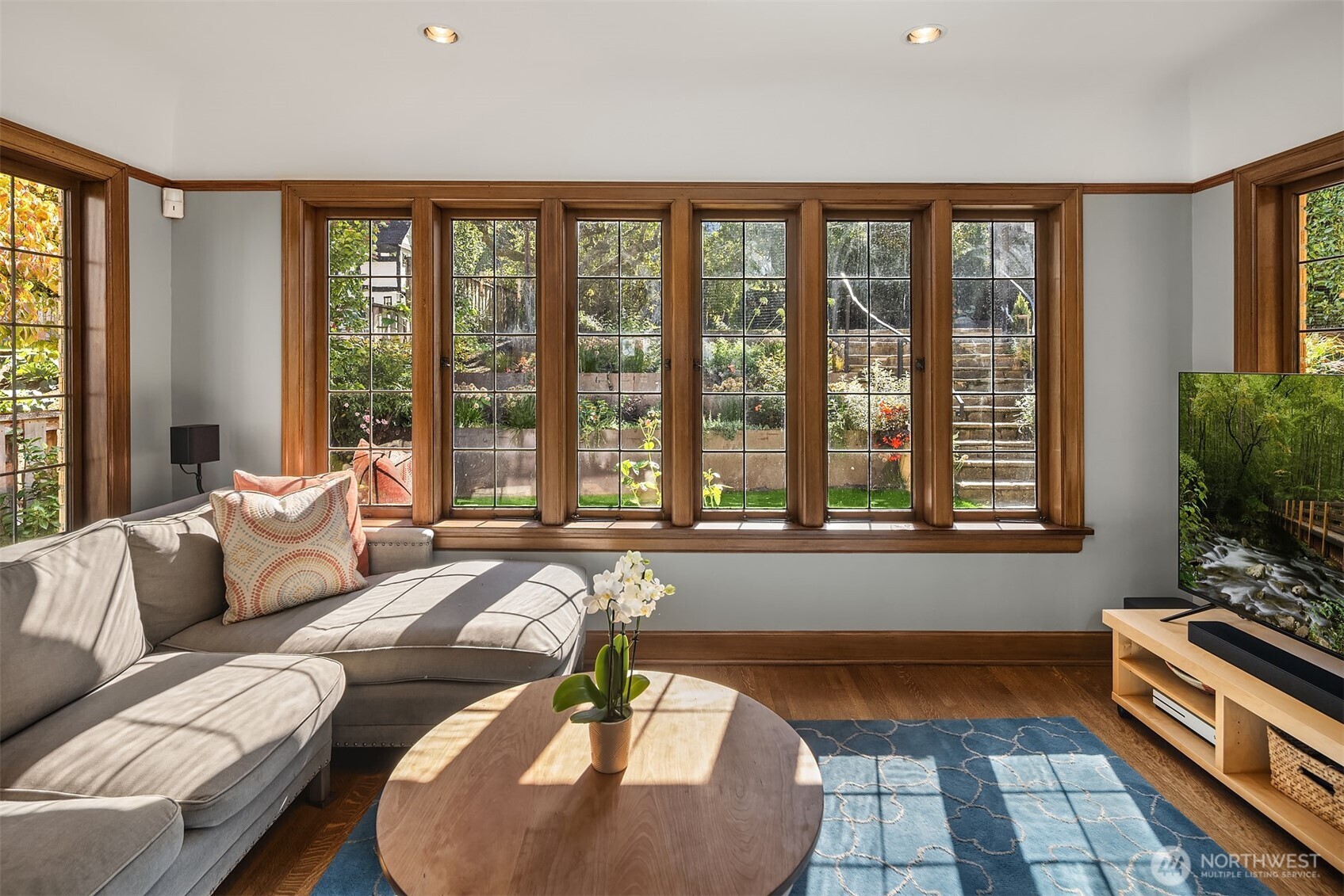 2055 East Crescent Drive Seattle, WA 98112 - Photo 11 of 40