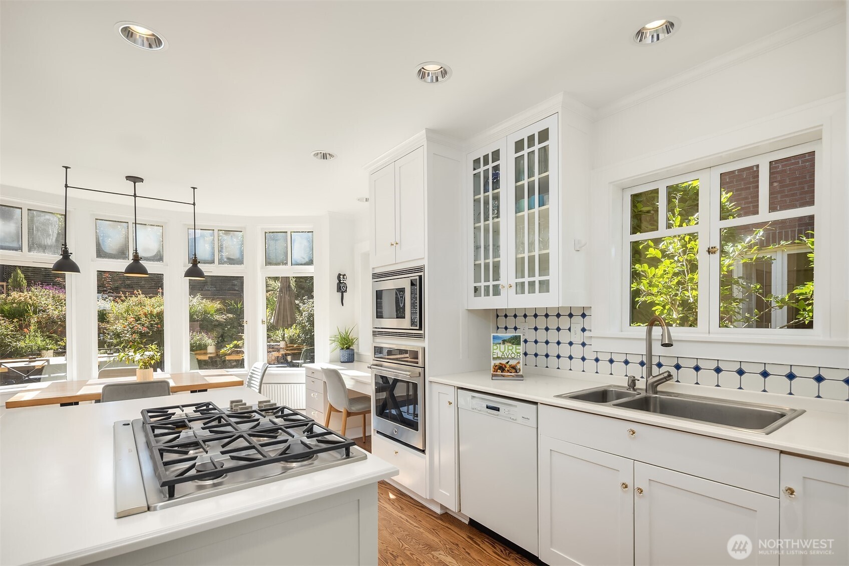 2055 East Crescent Drive Seattle, WA 98112 - Photo 14 of 40