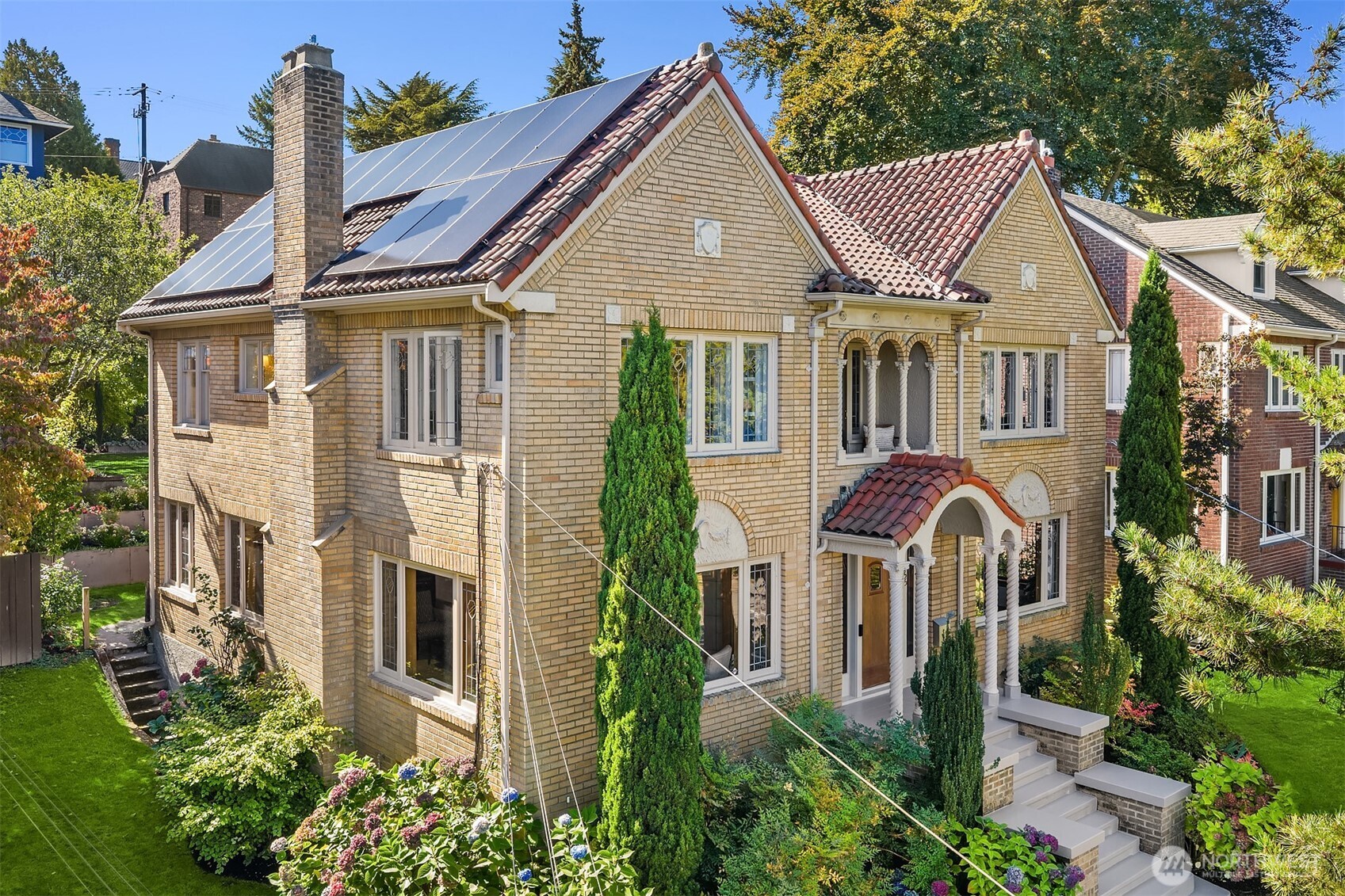 2055 East Crescent Drive Seattle, WA 98112 - Photo 2 of 40