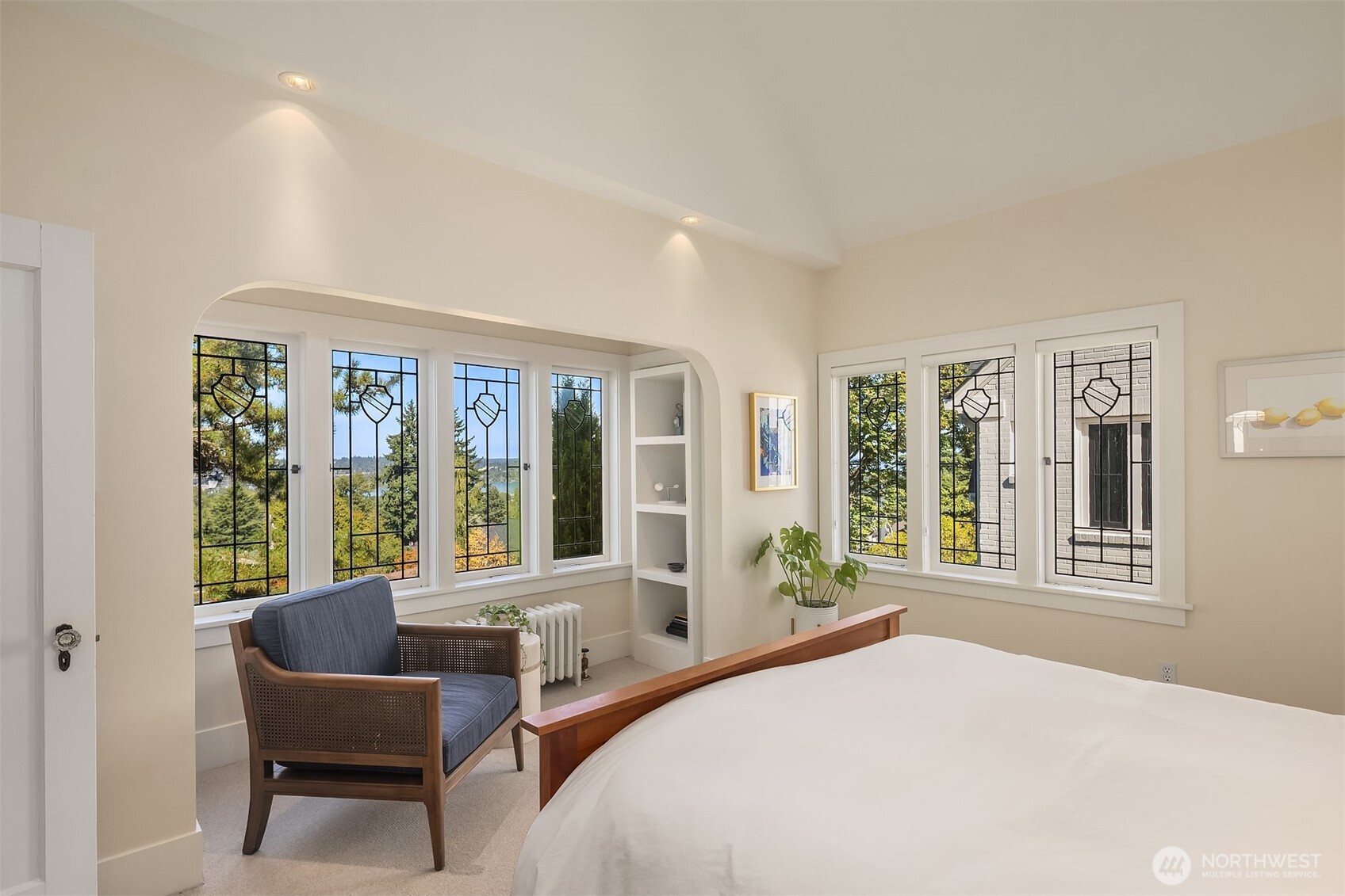 2055 East Crescent Drive Seattle, WA 98112 - Photo 23 of 40