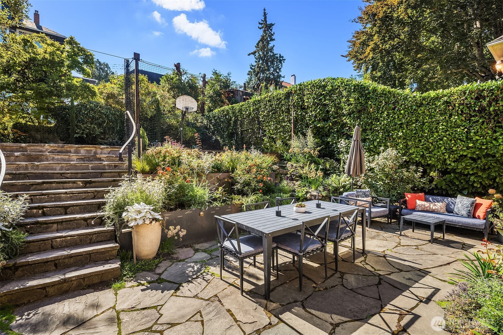 2055 East Crescent Drive Seattle, WA 98112 - Photo 32 of 40