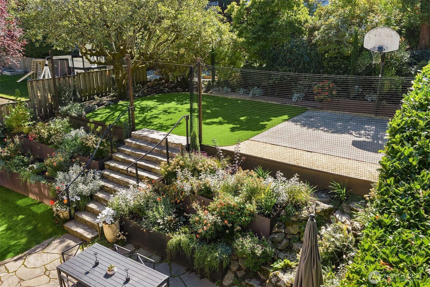 2055 East Crescent Drive Seattle, WA 98112 - Photo 33 of 40