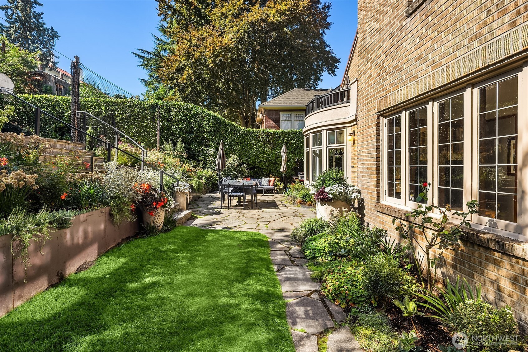 2055 East Crescent Drive Seattle, WA 98112 - Photo 36 of 40