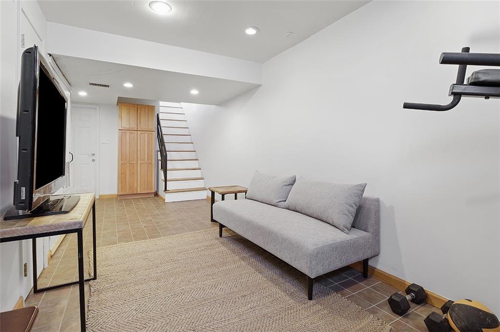 2759 Mt Royal Road Pittsburgh, PA 15217 - Photo 14 of 24 Gallery Image 14