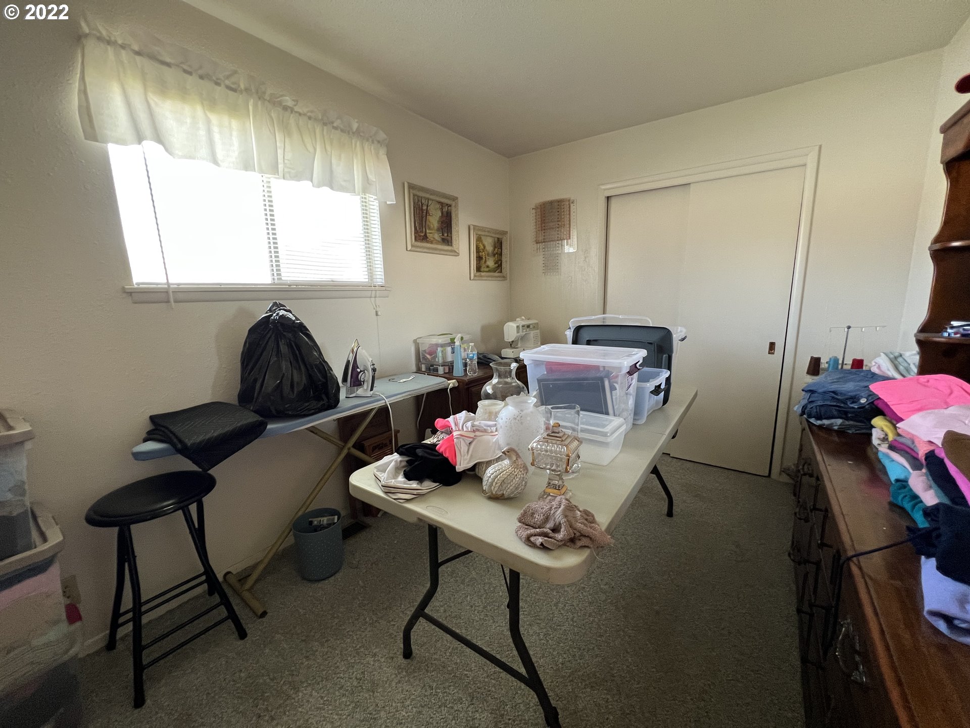 80500 Craig Road Hermiston, OR 97838 - Photo 18 of 24 a living room with furniture and a window