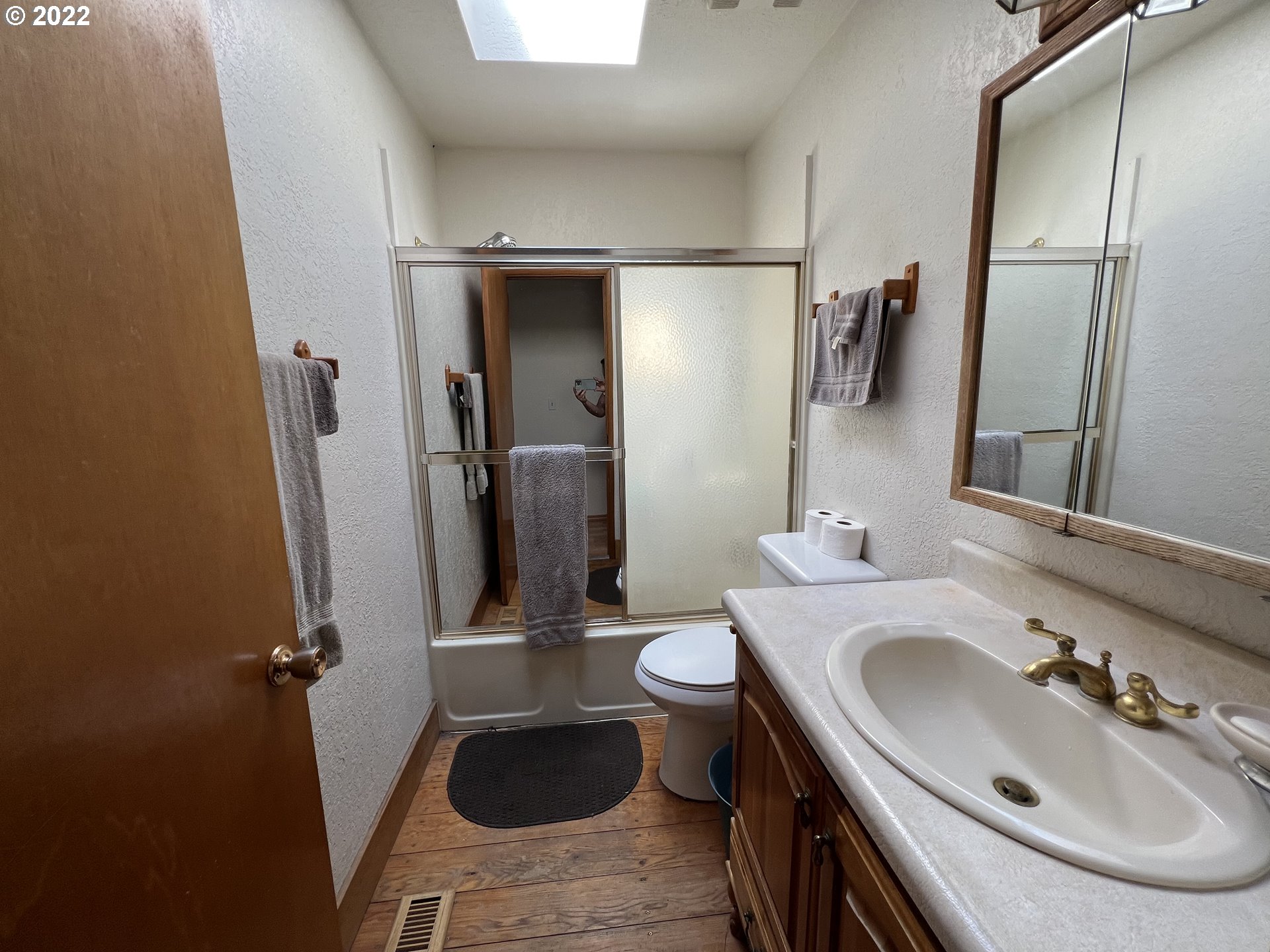 80500 Craig Road Hermiston, OR 97838 - Photo 19 of 24 a bathroom with a sink and mirror