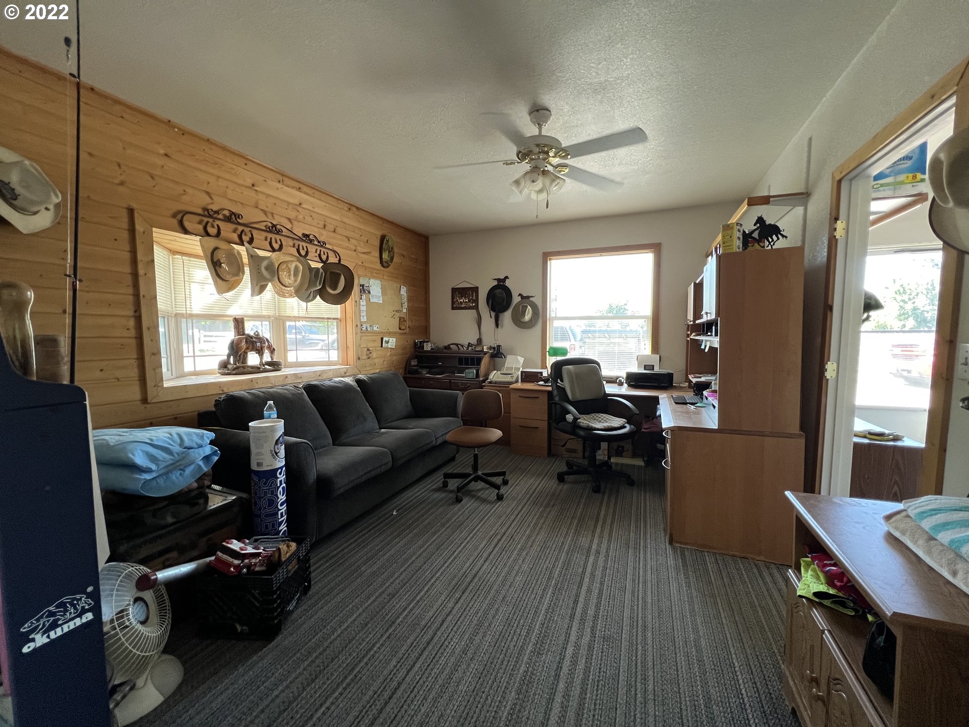 80500 Craig Road Hermiston, OR 97838 - Photo 20 of 24 a living room with furniture and a window