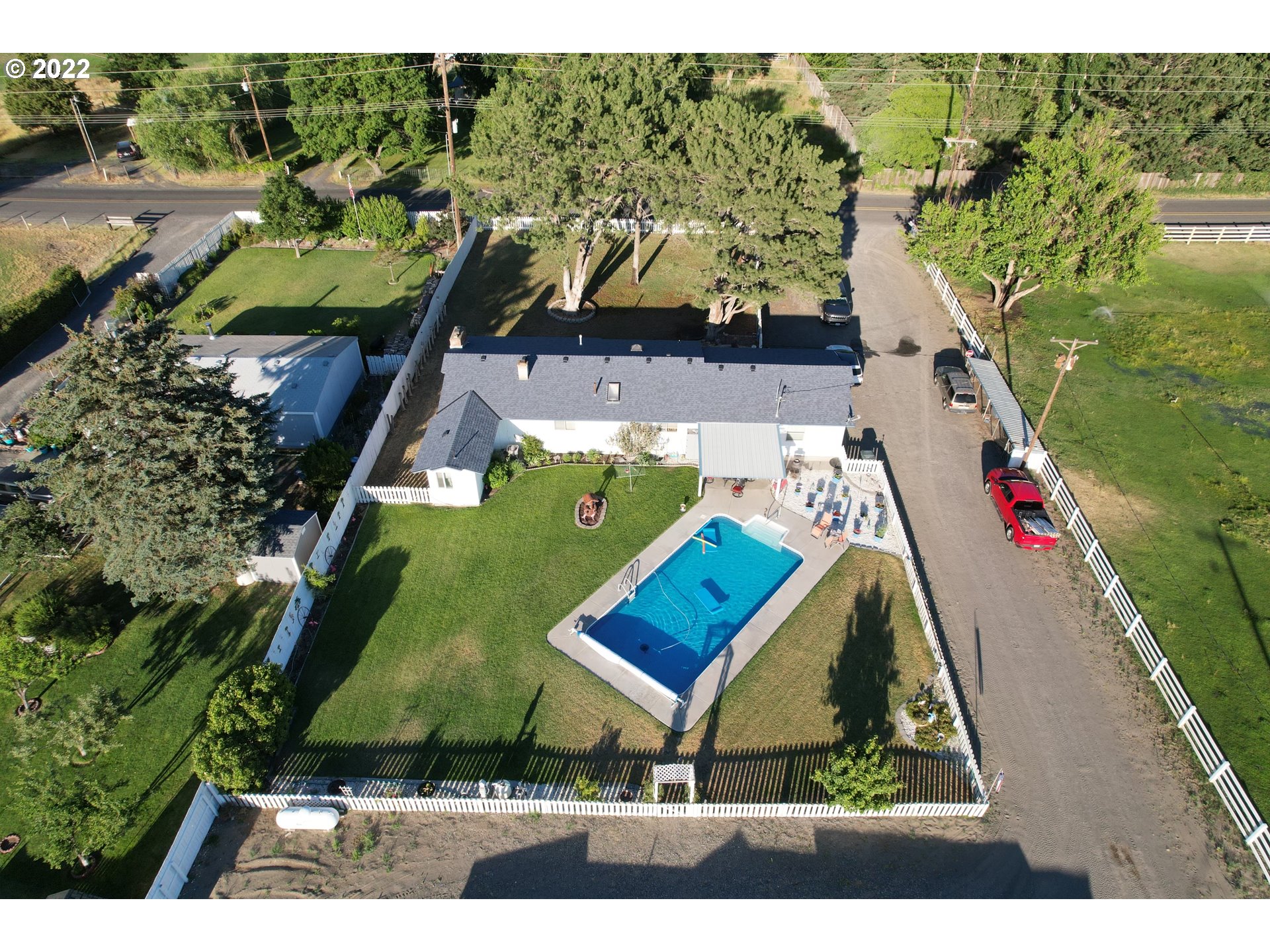 80500 Craig Road Hermiston, OR 97838 - Photo 3 of 24 a view of yard