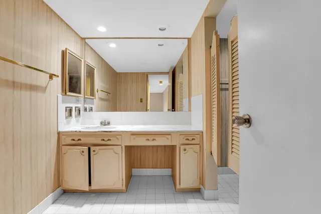 $524,900 | 224 North Kenilworth Avenue, Unit 4D, Oak Park, IL 60302