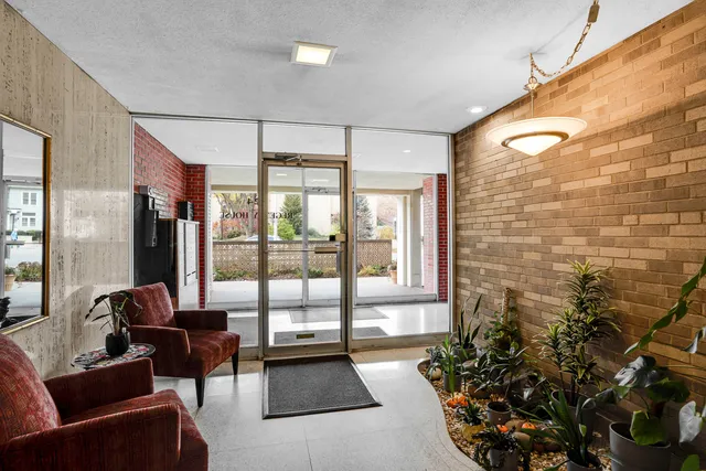 $524,900 | 224 North Kenilworth Avenue, Unit 4D, Oak Park, IL 60302