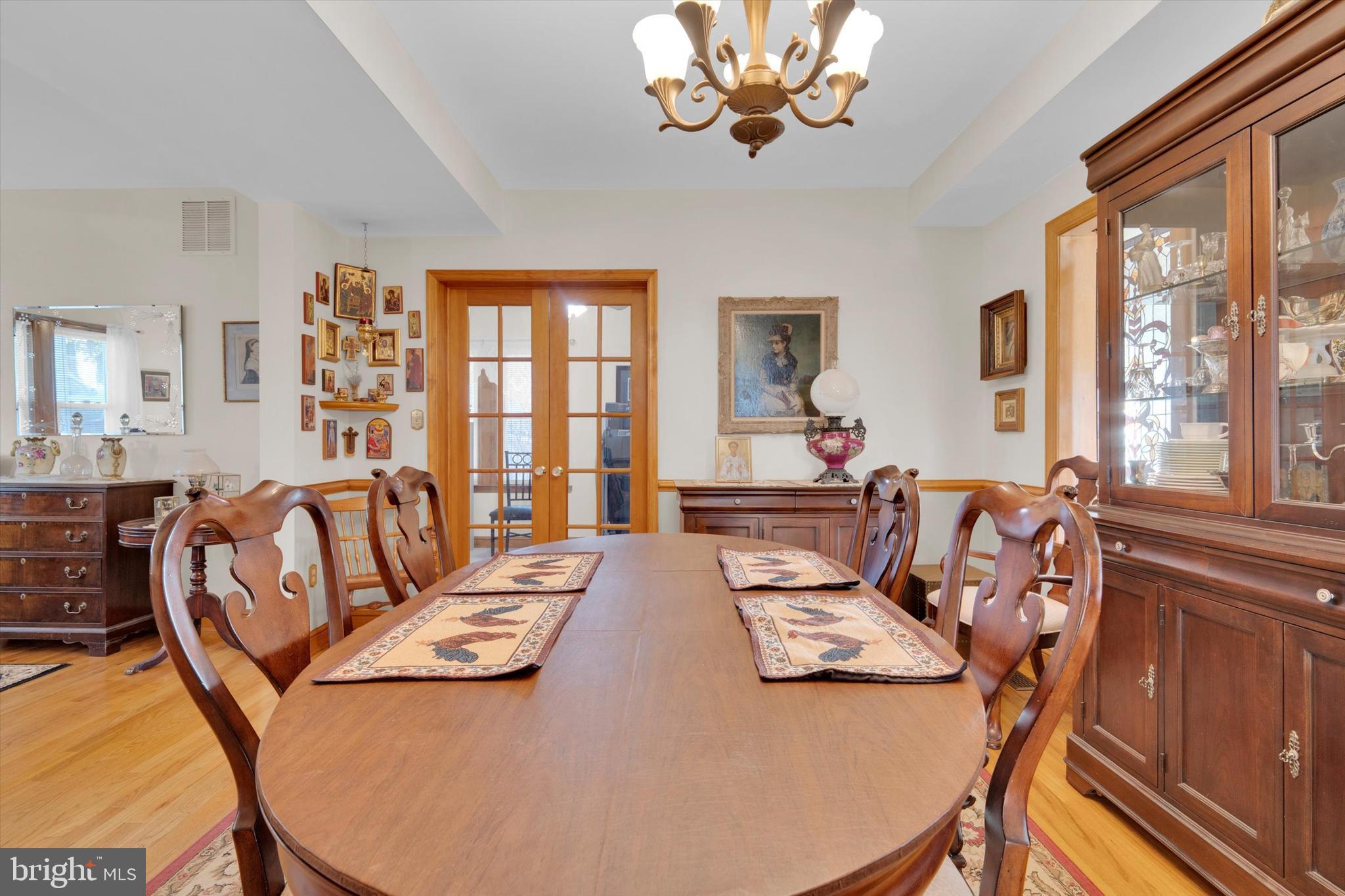 102 Catalpa Road Linthicum Heights, MD 21090 - Photo 19 of 49 a living room with furniture and a large window