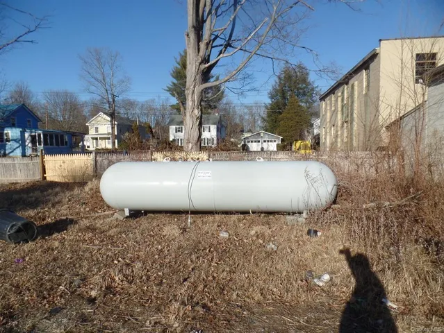 a room with lots of flowers and fruits