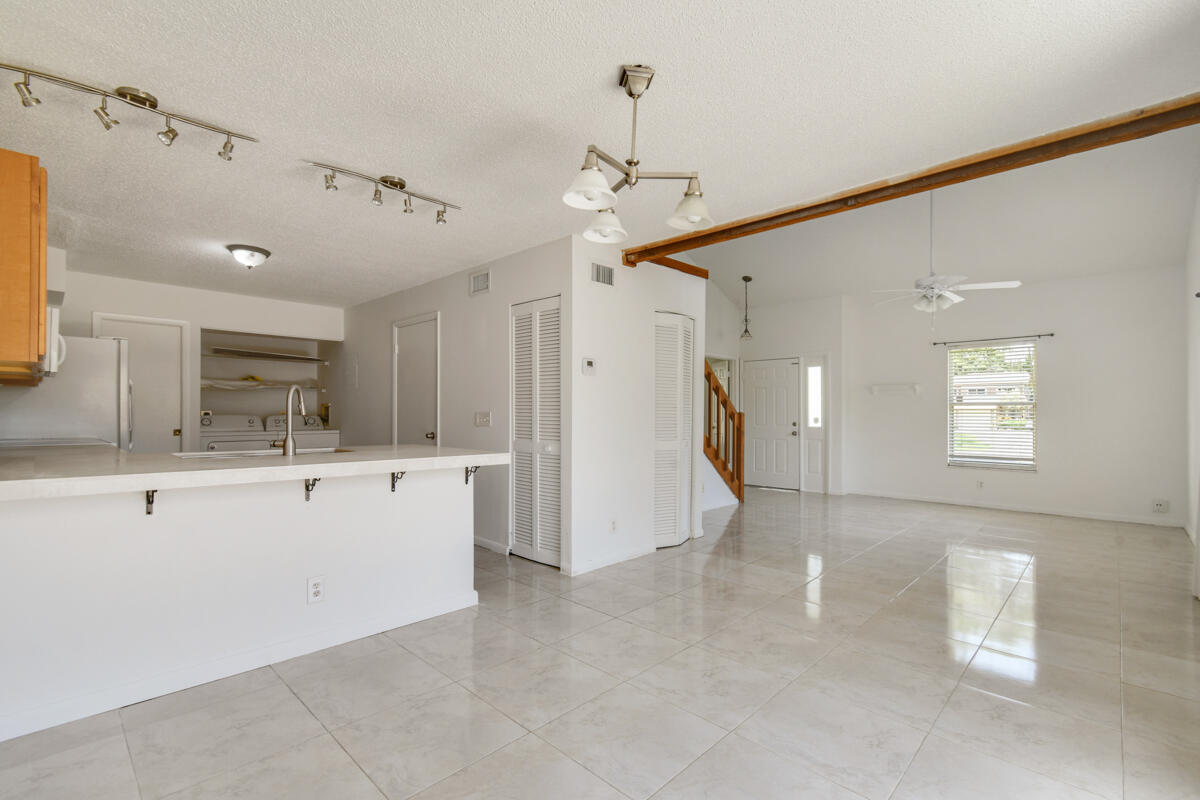 324 Maplecrest Circle Jupiter, FL 33458 - Photo 10 of 29 DSC_4043