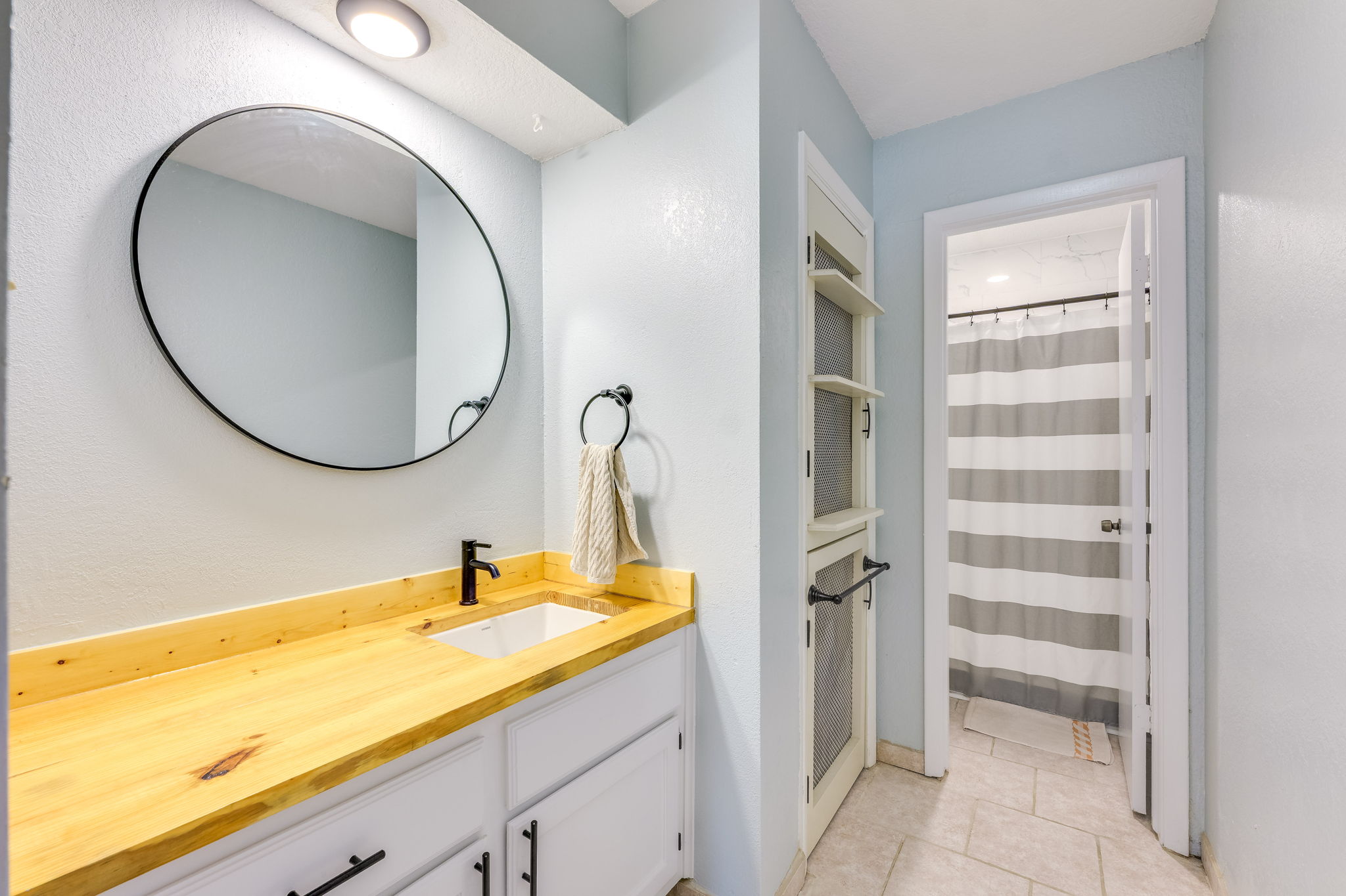 4307 South 1st Street, Unit 101 Austin, TX 78745 - Photo 16 of 33 a bathroom with a sink and a mirror