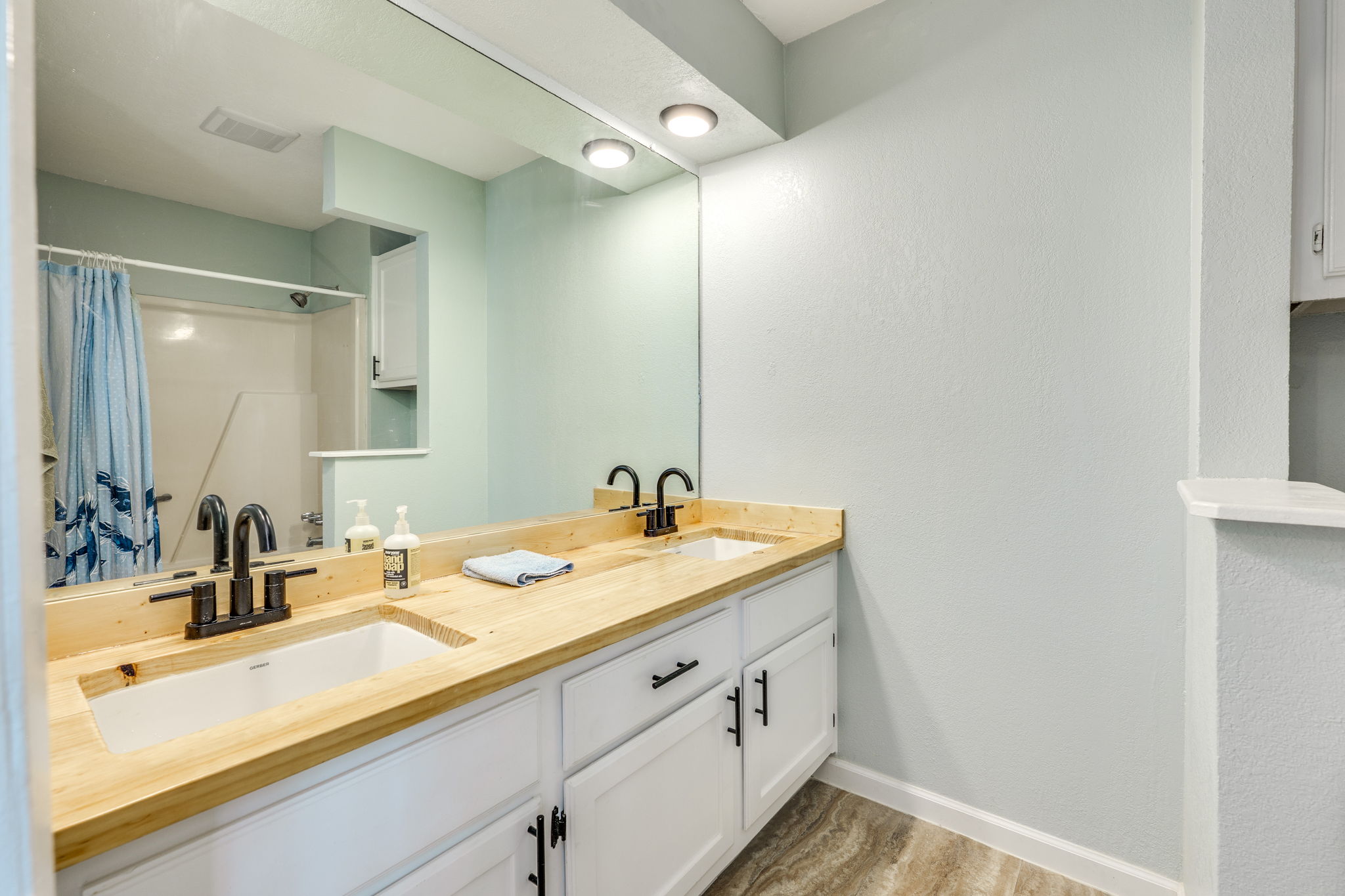 4307 South 1st Street, Unit 101 Austin, TX 78745 - Photo 27 of 33 a bathroom with a sink and a mirror