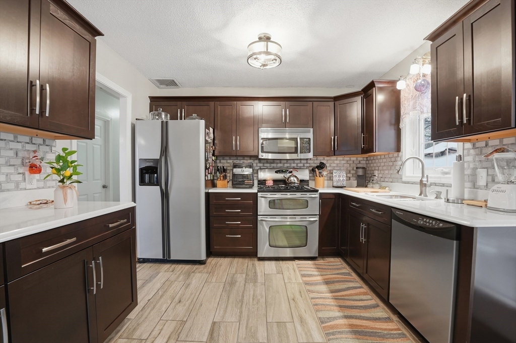 572 Bartlett Street Acushnet, MA 02743 - Photo 7 of 32