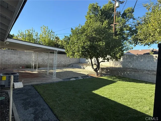 a view of a backyard