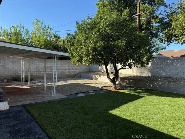 a view of a house with backyard