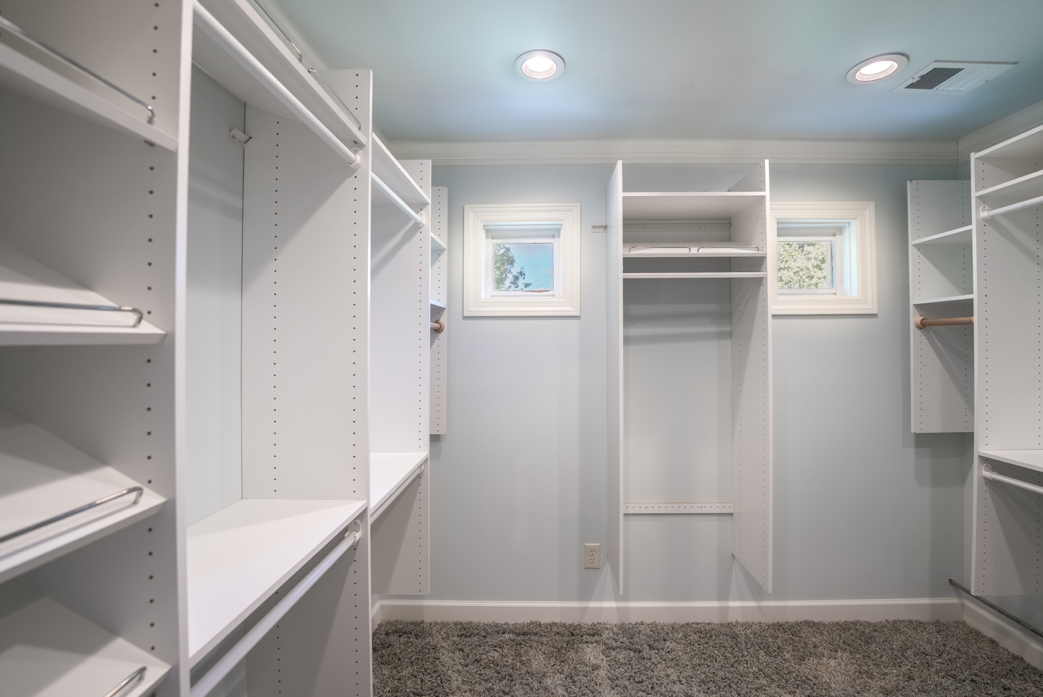 100 Point Circle Tullahoma, TN 37388 - Photo 12 of 33 a view of walk in closet