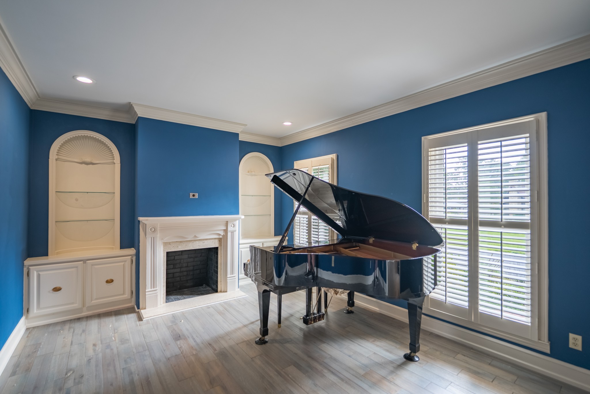 100 Point Circle Tullahoma, TN 37388 - Photo 3 of 33 a view of a livingroom with furniture and a fireplace