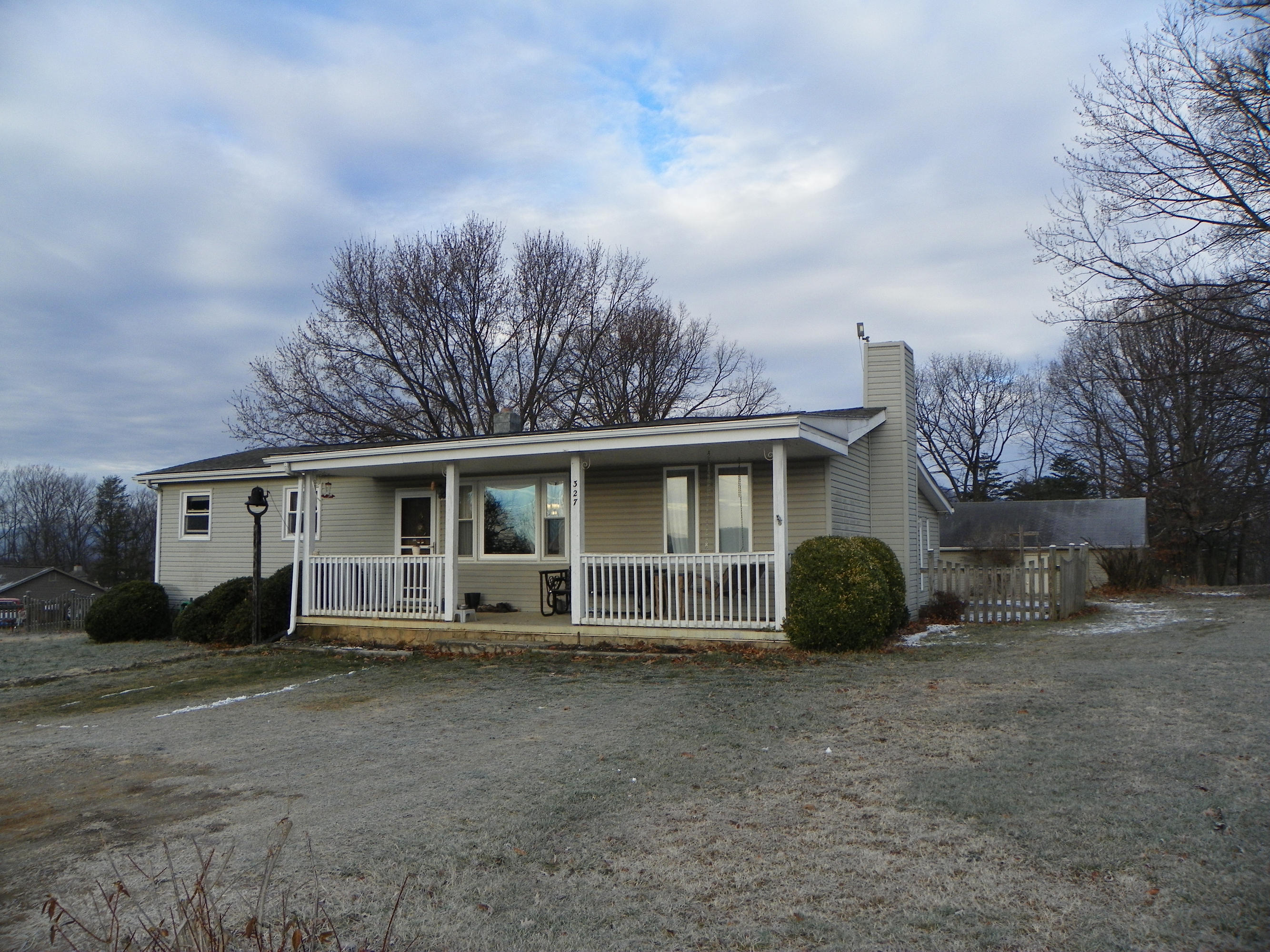 327 Clemons Road Roanoke, VA 24019 - Photo 3 of 35 front view of house with a yard