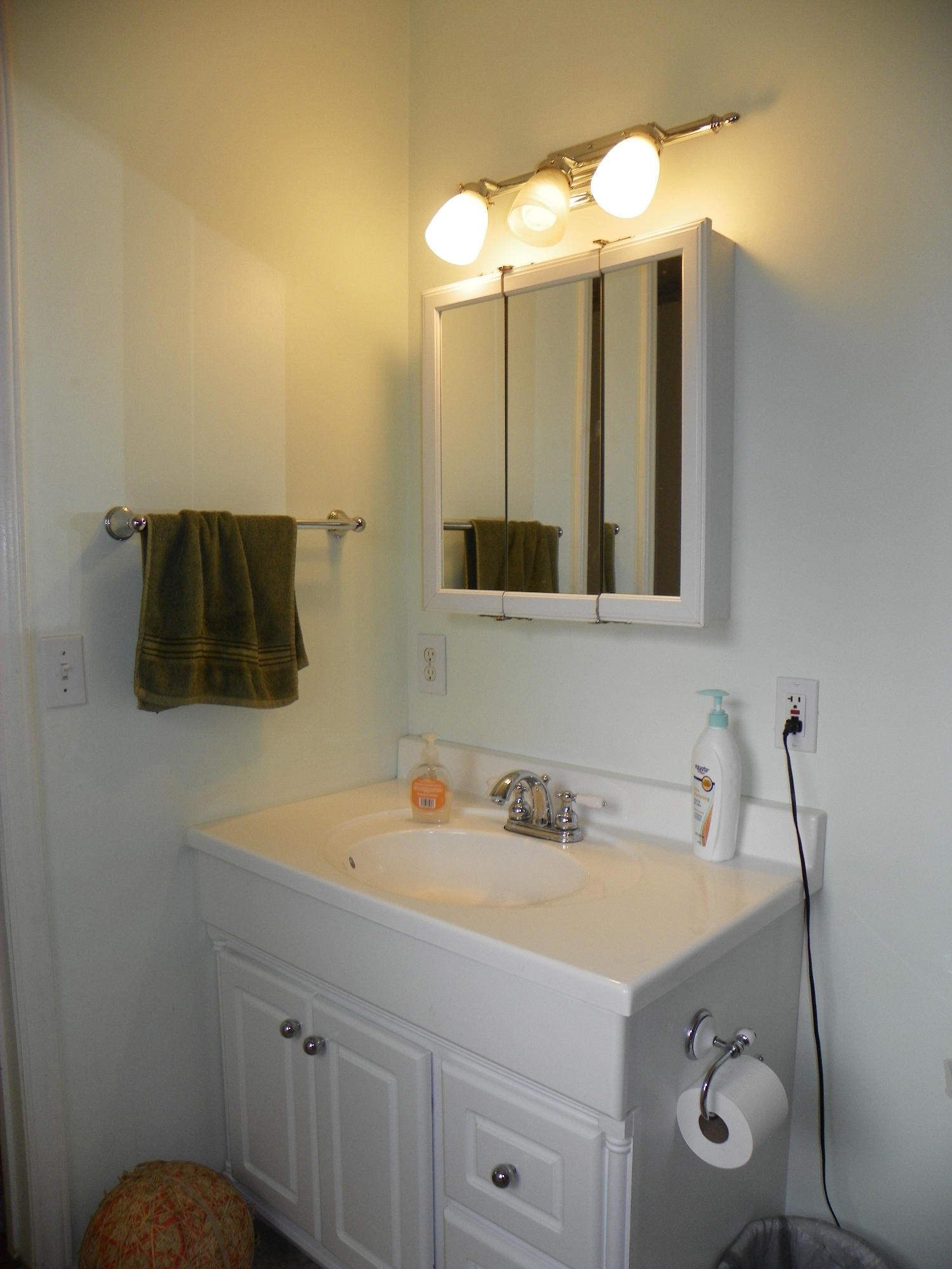 327 Clemons Road Roanoke, VA 24019 - Photo 23 of 35 a bathroom with a sink and a mirror