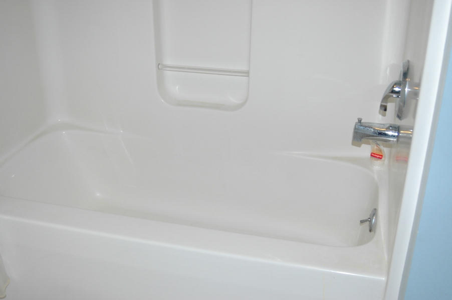 327 Clemons Road Roanoke, VA 24019 - Photo 31 of 35 a bathroom with a bathtub