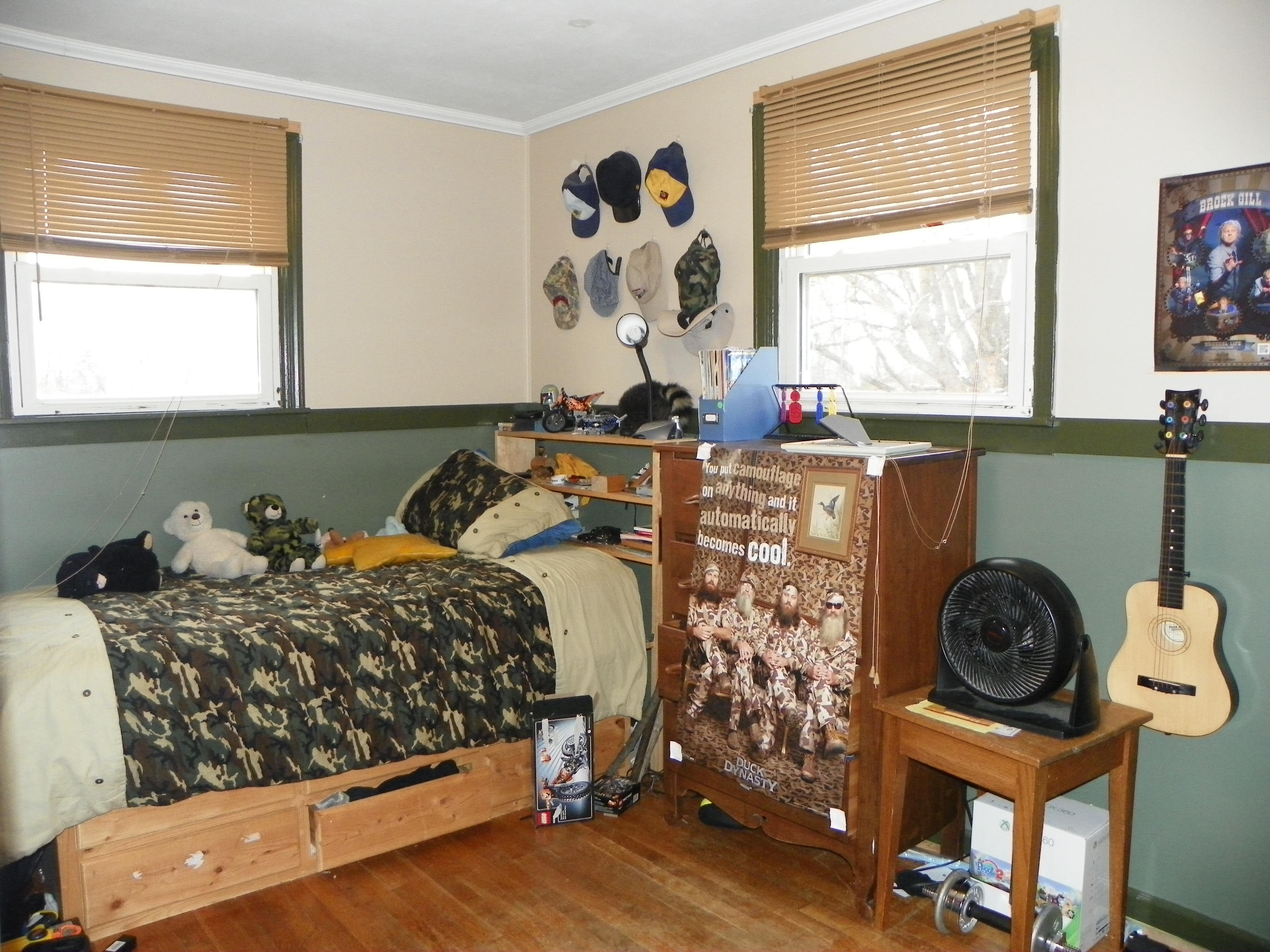327 Clemons Road Roanoke, VA 24019 - Photo 33 of 35 a bedroom with two beds and a window