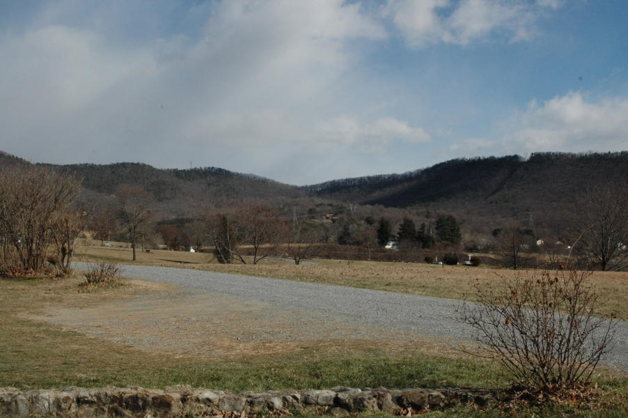 327 Clemons Road Roanoke, VA 24019 - Photo 8 of 35 a view of dirt yard with mountain view