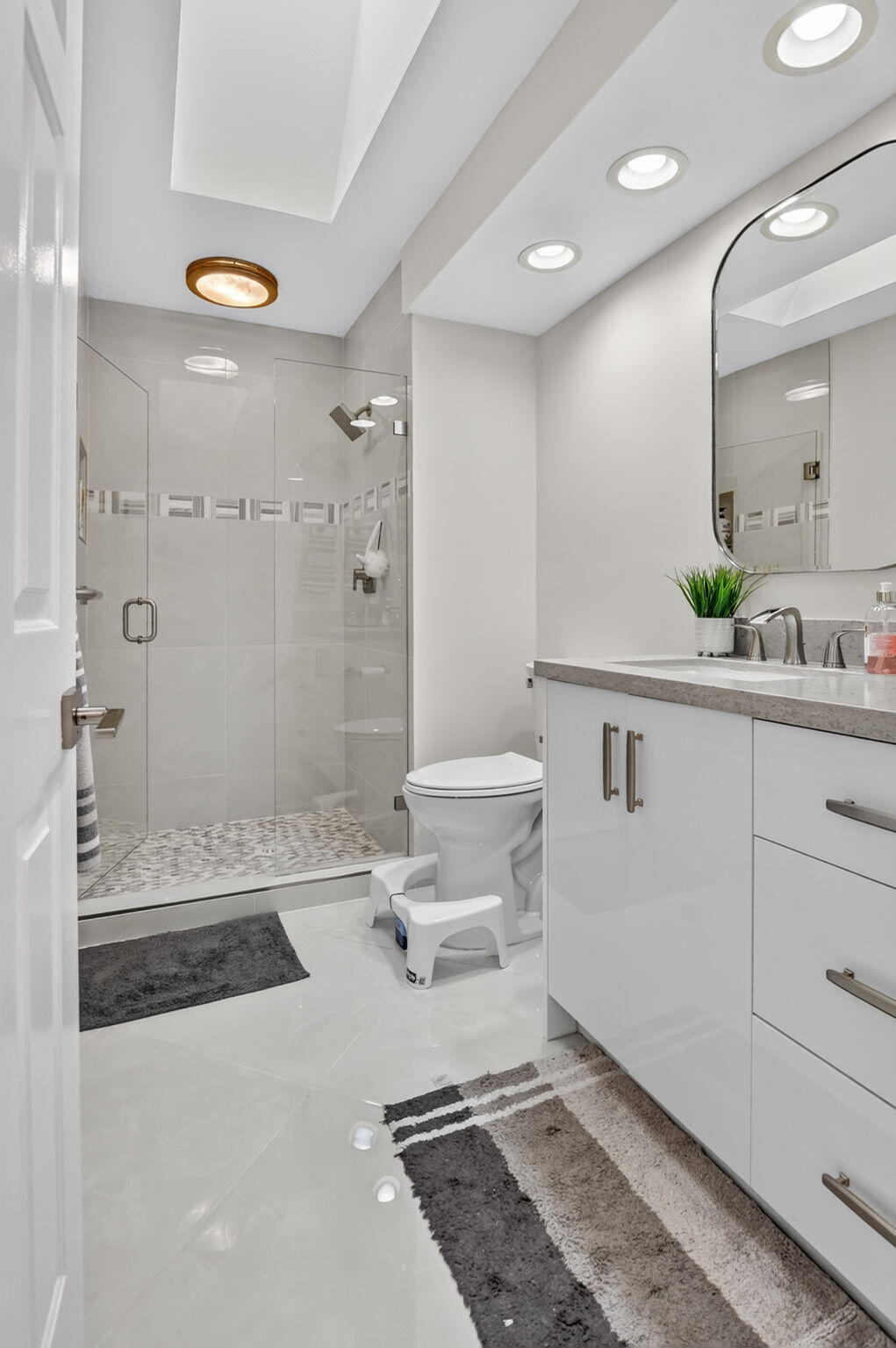 7535 La Paz Boulevard, Unit 306 Boca Raton, FL 33433 - Photo 29 of 37 2nd bathroom