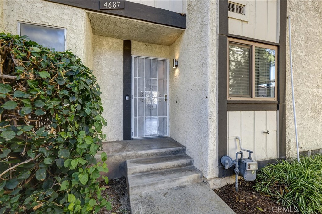 4687 Knickerbocker Lane Riverside, CA 92501 - Photo 25 of 27 a view of a entryway of the house