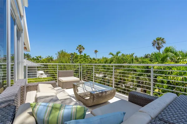 $6,500,000 | 230 West McIntyre Street, Key Biscayne, FL 33149