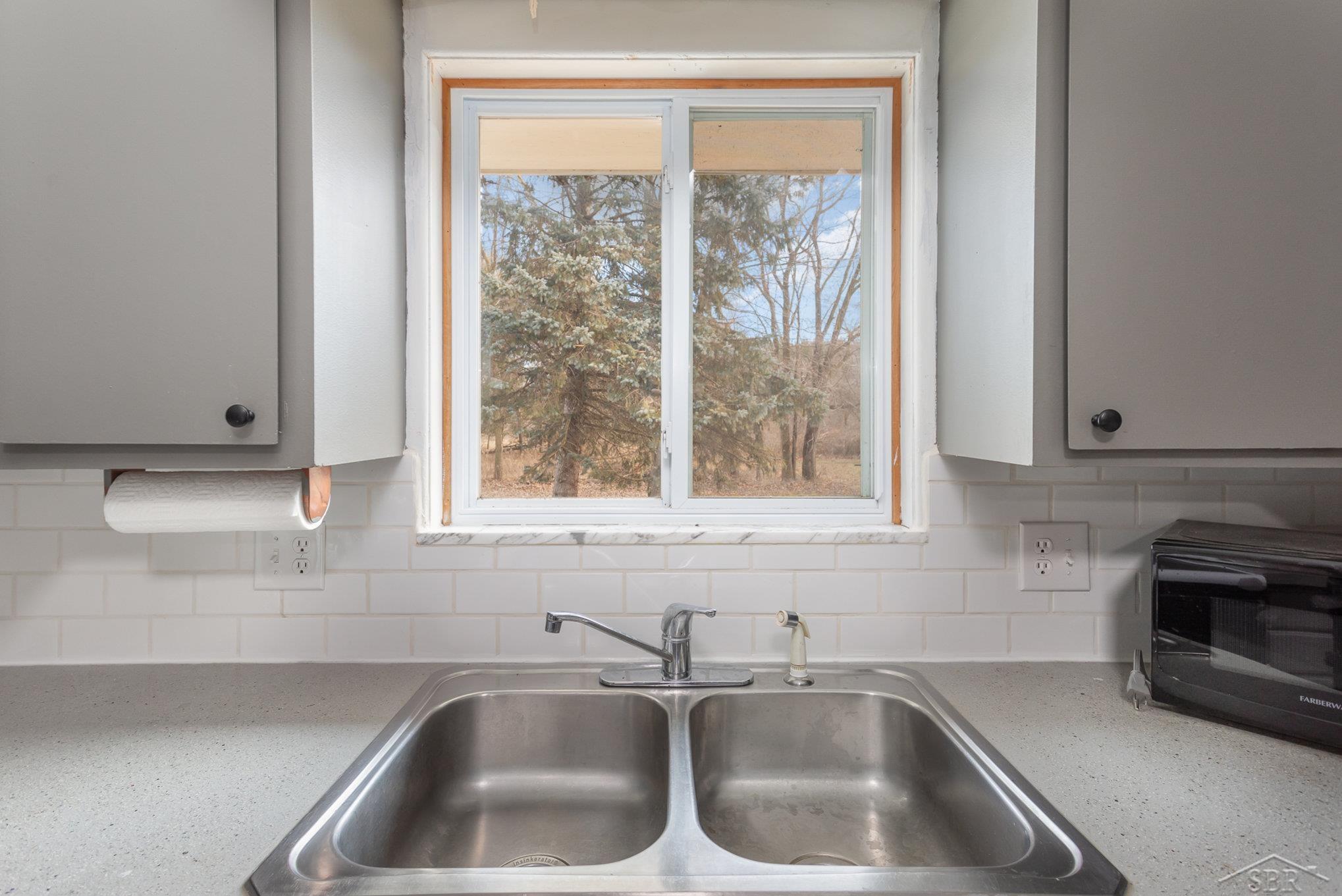 7976 Davis Road Saginaw, MI 48604 - Photo 10 of 37 50133094-3d139f7a-71c5-4f5c-bc30-09bdd24acbad.JPG