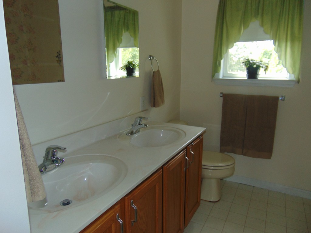 33 Lea Lane Fall River, MA 02721 - Photo 11 of 24 Gallery Image 11