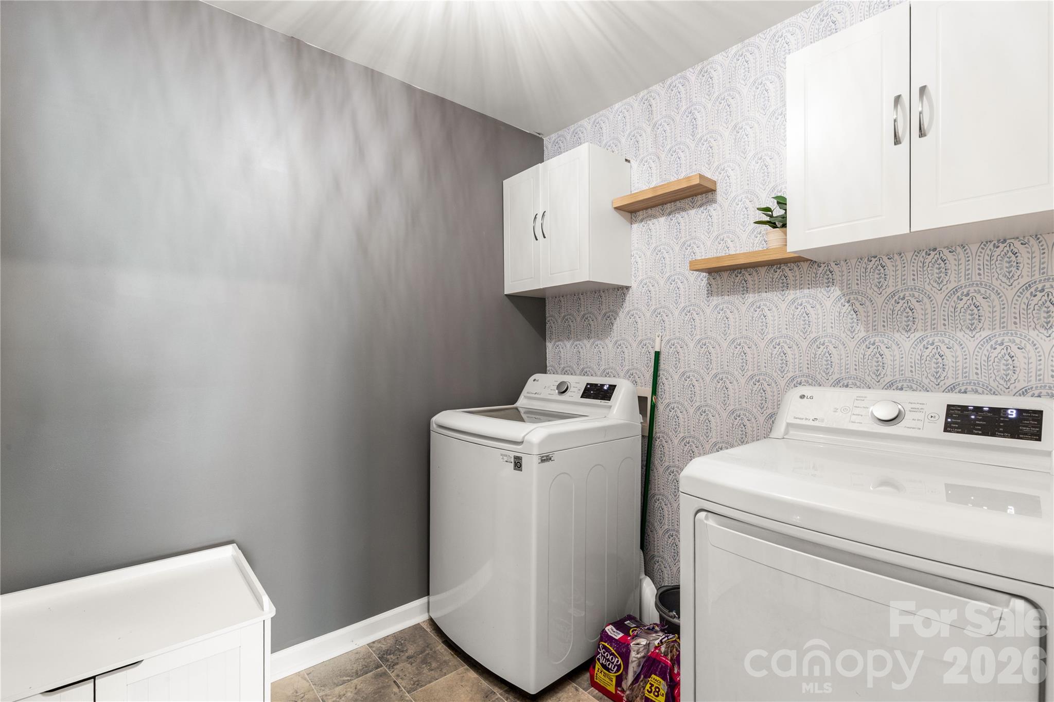 559 King Clover Lane Clover, SC 29710 - Photo 27 of 34 a utility room with dryer and washer