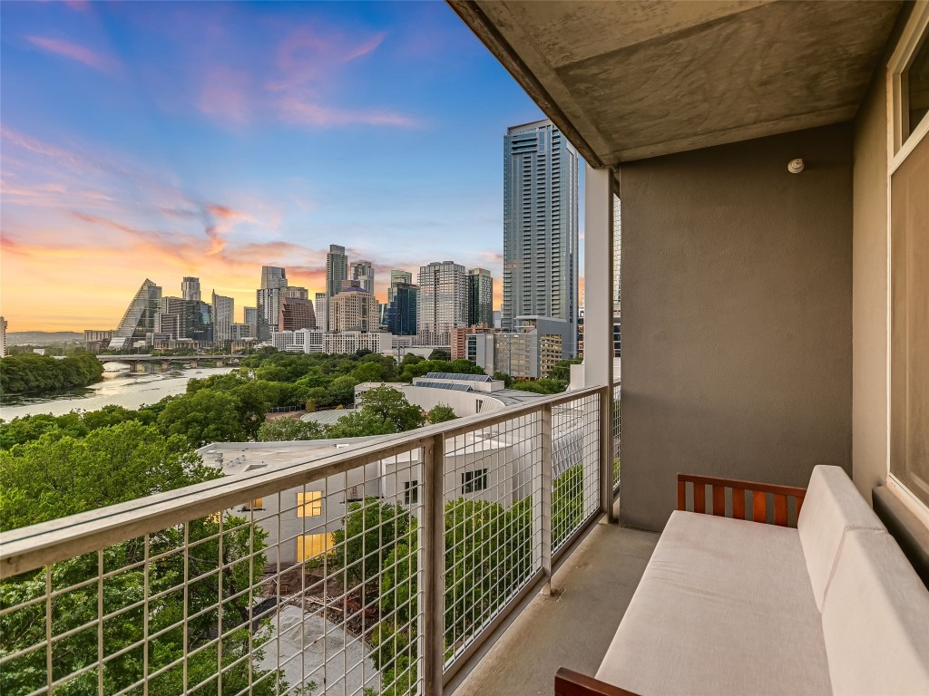 54 Rainey Street, Unit 922 Austin, TX 78701 - Photo 5 of 24 a balcony with street view